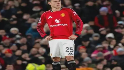 北京半场失误多篮板占优，却以5分差距落后，局势略显紧张。